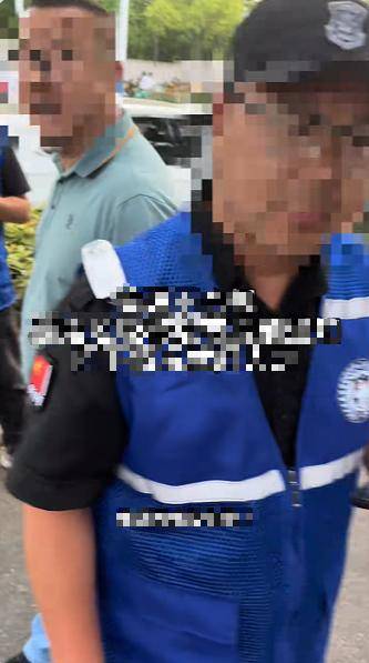 合肥女子交费摆摊遭管理人员刁难,多方回应