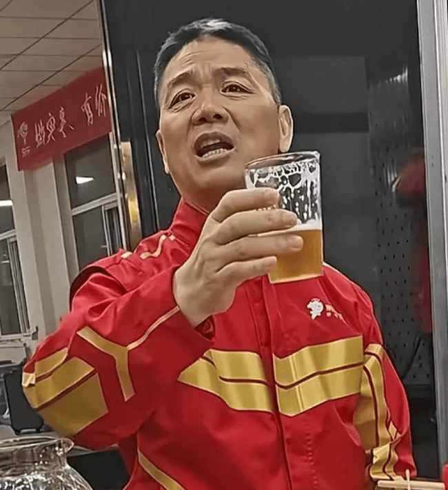 刘强东老家餐饮协会发倡议力挺京东外卖!餐馆挂横幅支持