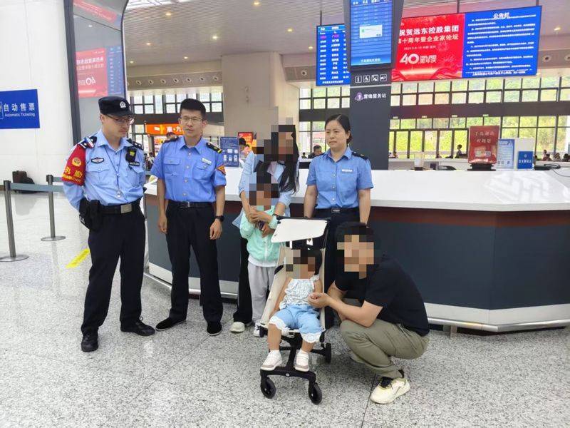 父母睡过头5岁哥哥带2岁妹妹独自下高铁，民警陪伴等待家长返回
