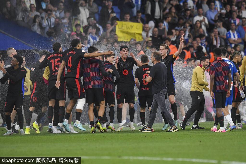 西甲-亚马尔世界波+传射 巴萨2-0西班牙人提前2轮夺冠