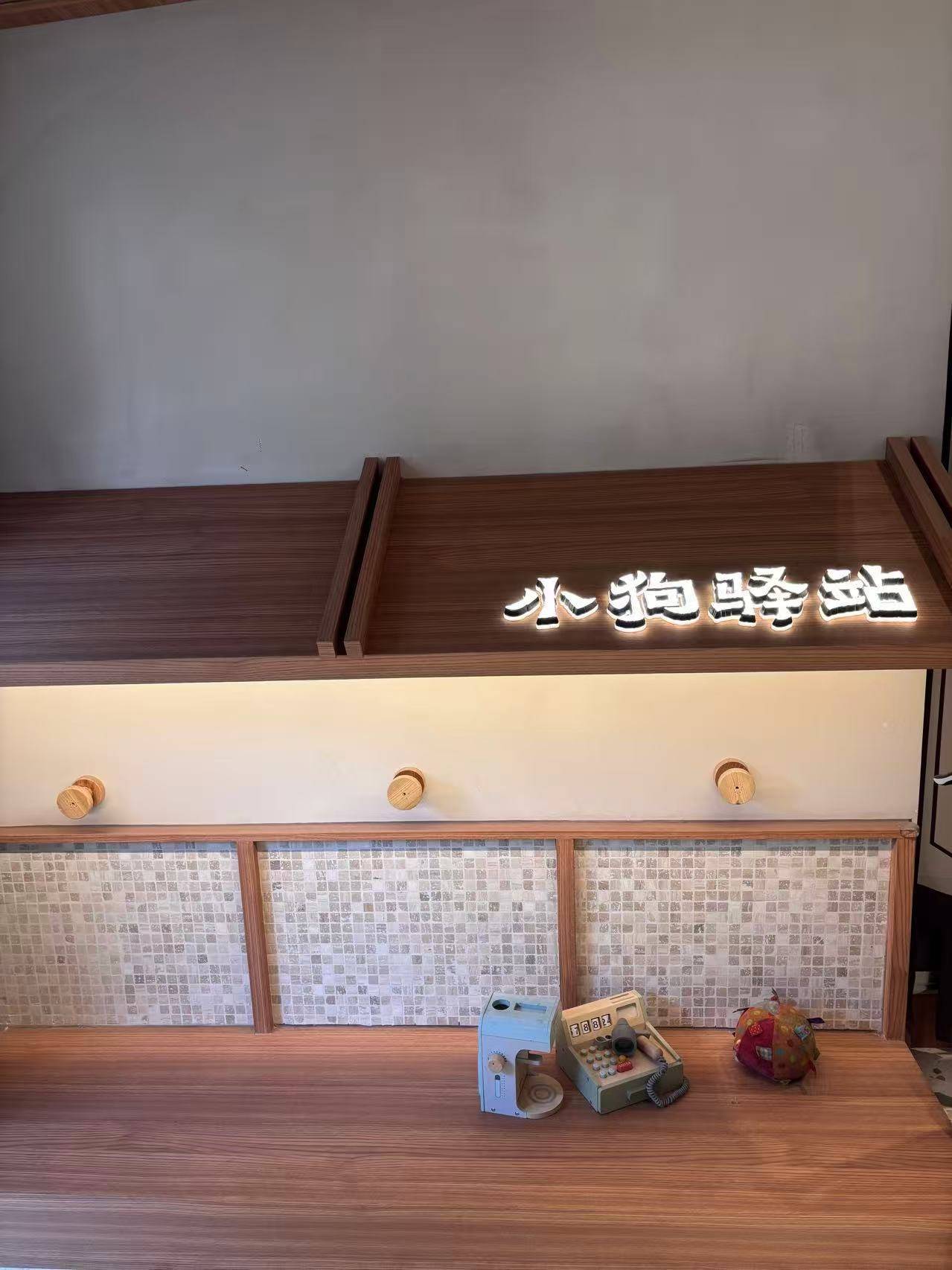 “先停狗再干饭!”武汉多个商铺现“停狗位”,商家称为吸引宠主,但有宠主表示担心