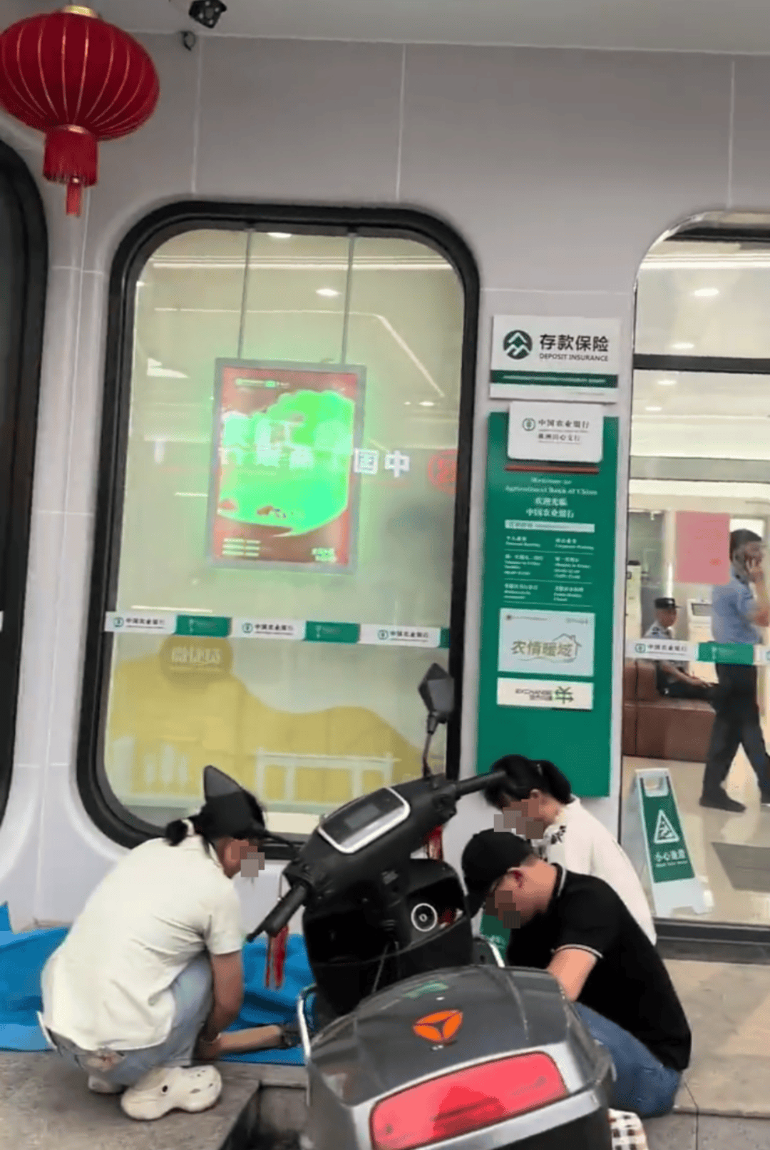 网友质疑病重老人抬到银行取款身亡系“碰瓷” 家属要求看监控证清白