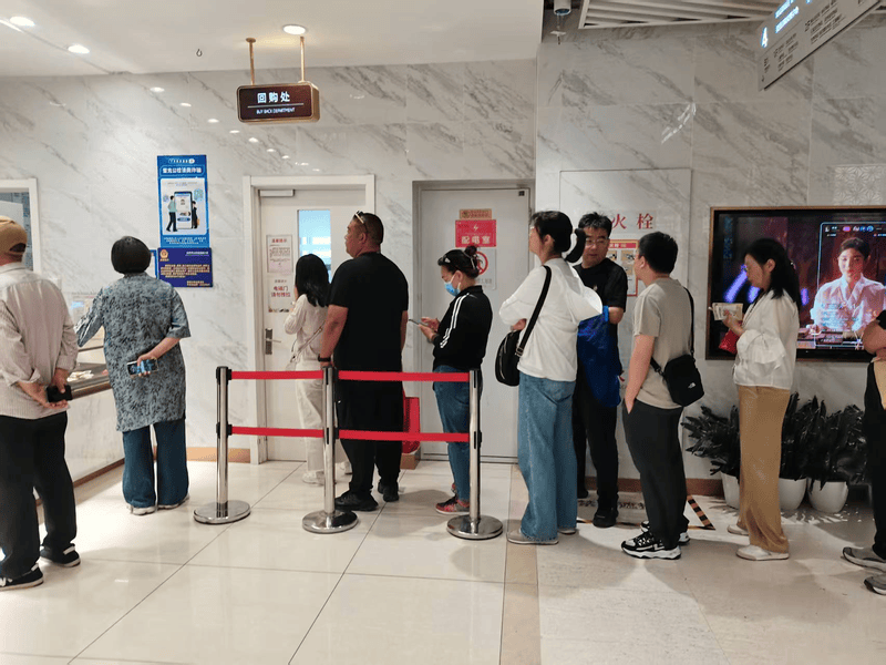 金价踩下“急刹车”：有人排队抛售 有人抄底抢购