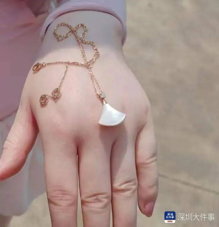 堪比"大海捞针"!深圳环卫工在腐臭垃圾堆里找到它,市民激动不已