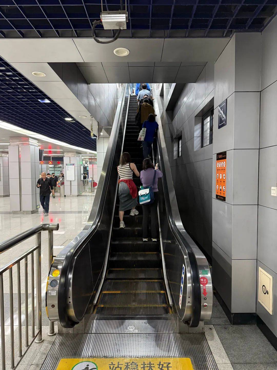 不必“左行右立” 北京地铁扶梯上多了两只黄色脚印