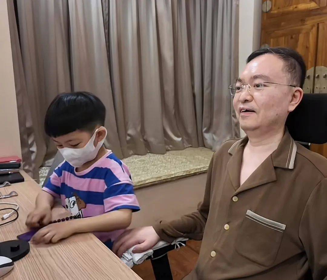 47岁蔡磊与渐冻症抗争6年,妻儿为其庆生!刚刚获评全国自强模范