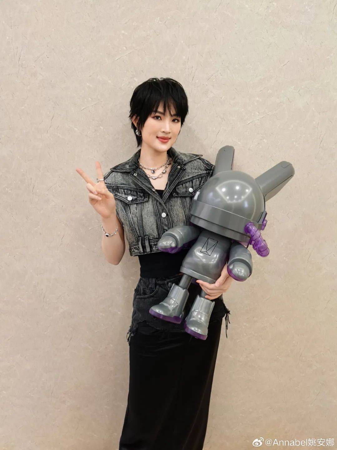 姚安娜被问到哈佛大学拒收国际生,微笑回应“还好毕业了”,此前曾以满分成绩考入哈佛大学