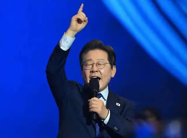 当不上总统了?最新民调出炉,李在明支持率下跌,对华态度曝光