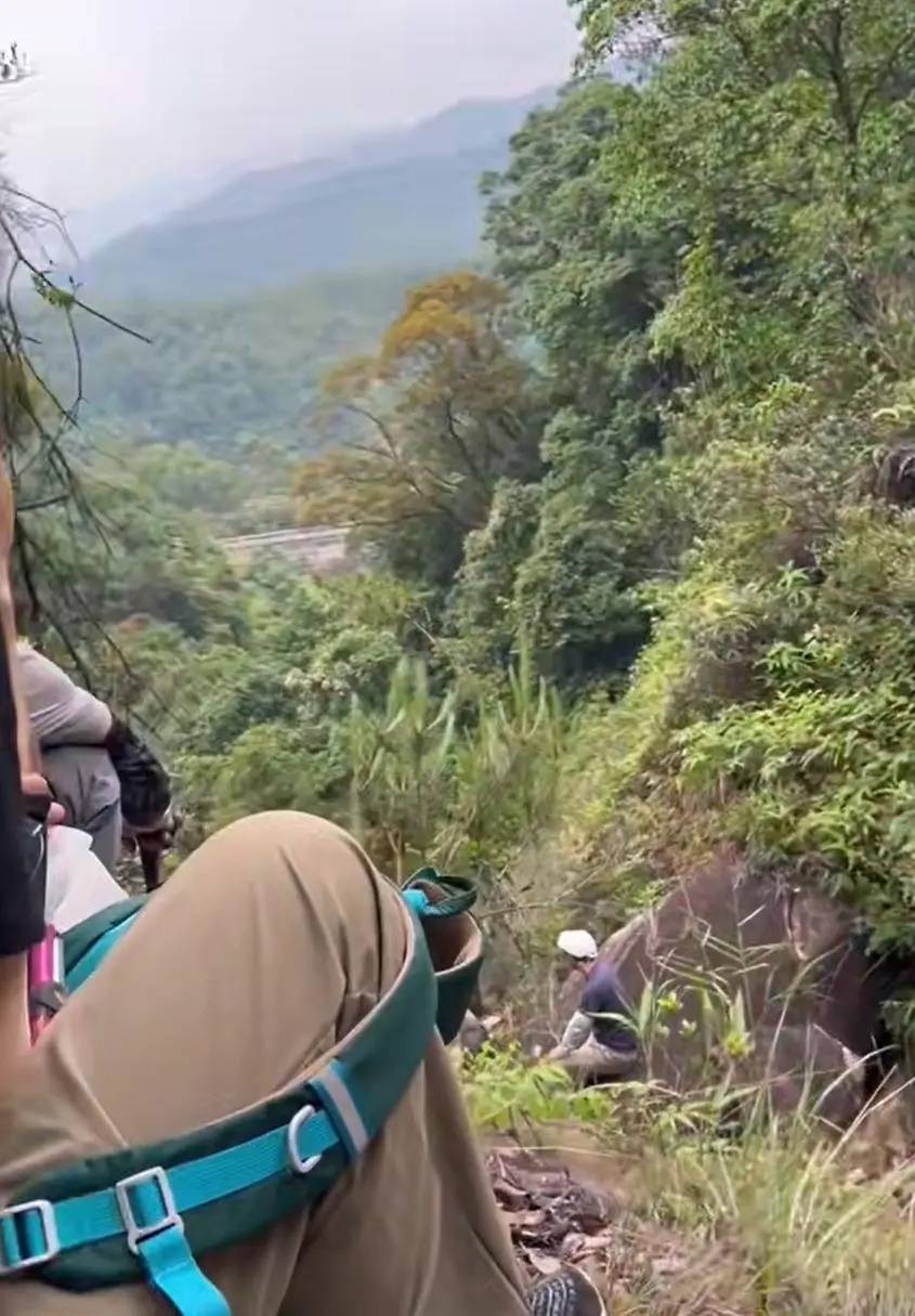 37岁女子坠崖身亡！事发时两儿子就在一旁…官方回应