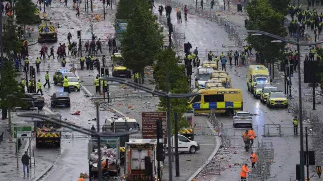 英国利物浦汽车冲撞人群事件已致27人受伤