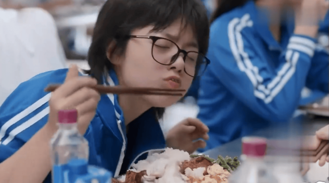 苏炳添来了都得吃剩饭，最近爆火的“高中生抢饭”看得人气血都足了