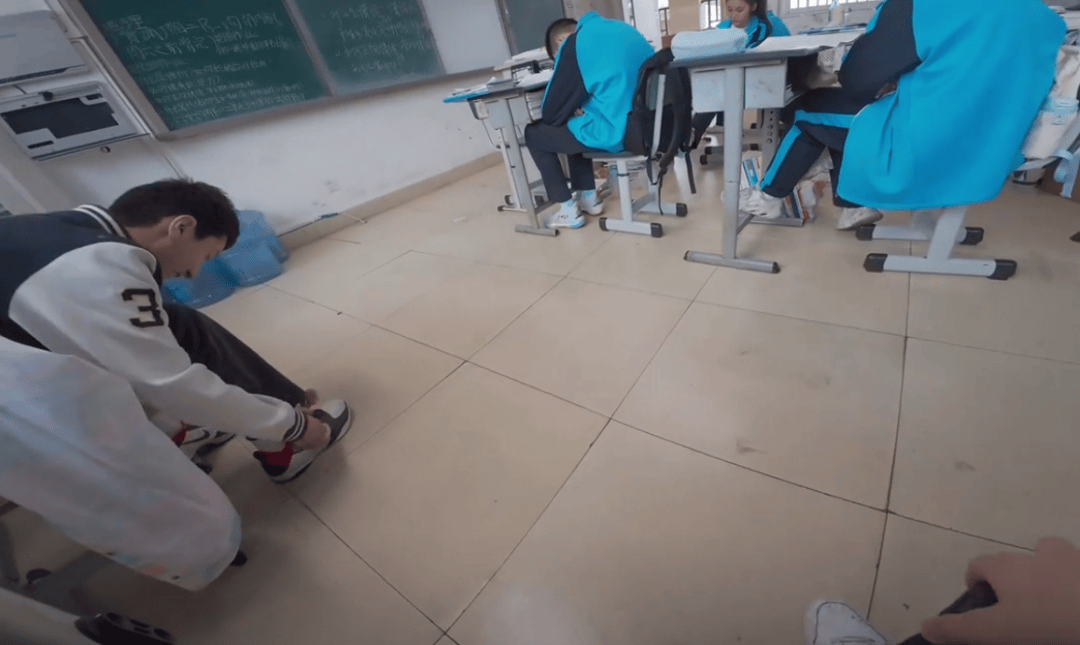 苏炳添来了都得吃剩饭，最近爆火的“高中生抢饭”看得人气血都足了