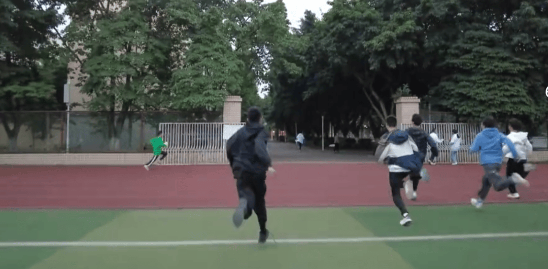 苏炳添来了都得吃剩饭，最近爆火的“高中生抢饭”看得人气血都足了