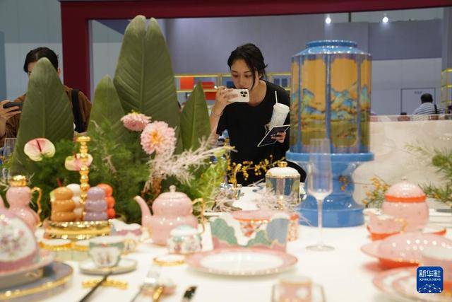 新华深读丨年轻人为啥扎堆景德镇？