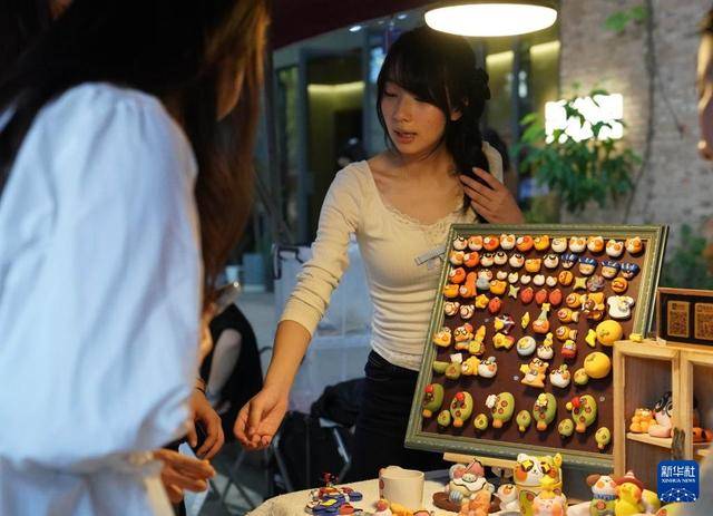 新华深读丨年轻人为啥扎堆景德镇?