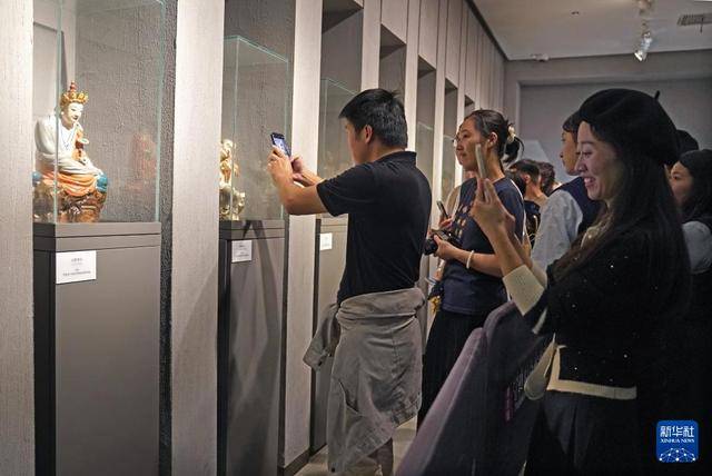 新华深读丨年轻人为啥扎堆景德镇?