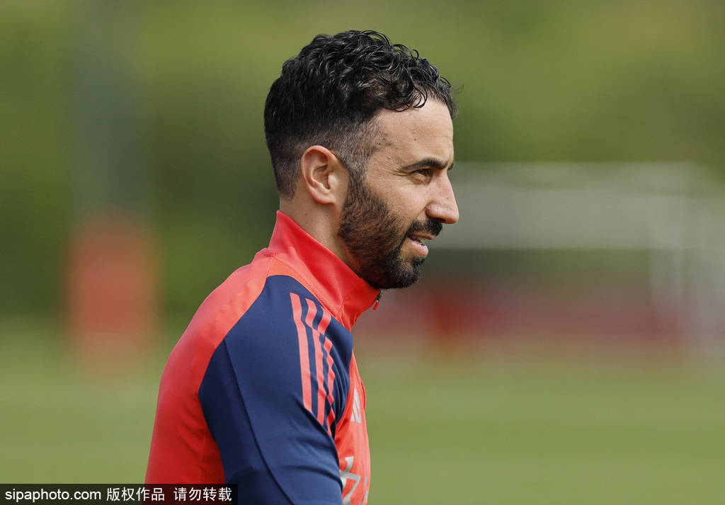 6800万镑！埃泽“豪言”震惊曼联，阿莫林迎来复兴王牌？