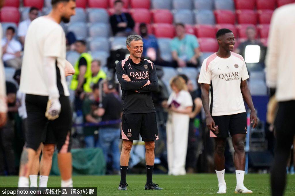 大巴黎首夺欧冠！纳赛尔隔空喊话梅西内马尔姆巴佩：感谢你们，但时代变了！