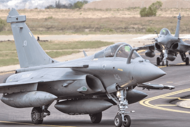 印度迎来军工重大突破，法国达索妥协启示深远，歼10也在背后助力？