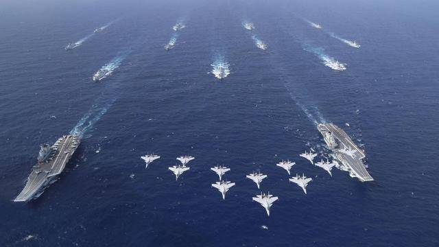 第二岛链附近,辽宁舰与山东舰会师,美防长“岛链威慑”沦为笑谈