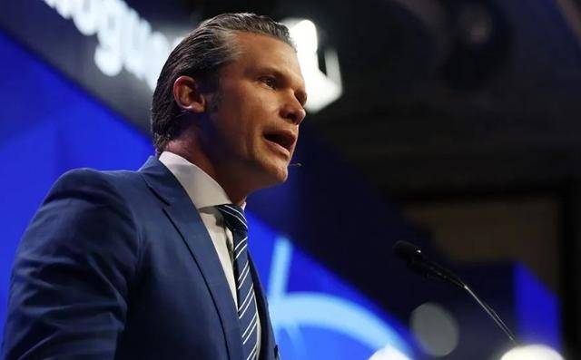 第二岛链附近,辽宁舰与山东舰会师,美防长“岛链威慑”沦为笑谈