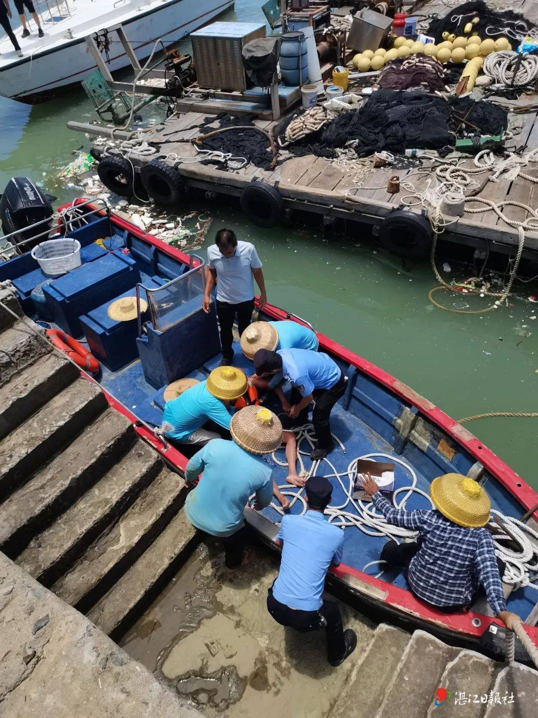 父子两人台风天在海边玩，突然被巨浪卷入大海，靠救生衣从海南漂流26小时到广东！过程惊心动魄