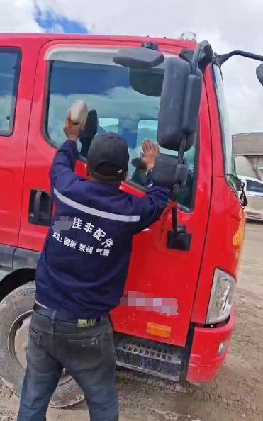 河北卡友青藏线被发现在车内离世，救援人员：用石头砸窗才打开车门，他还系着安全带