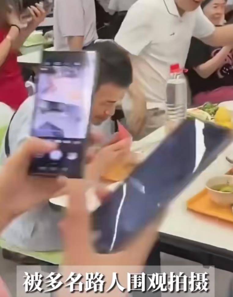 韦东奕食堂吃饭时被多人轮番拍照，画面令人窒息，该采取果断措施了！