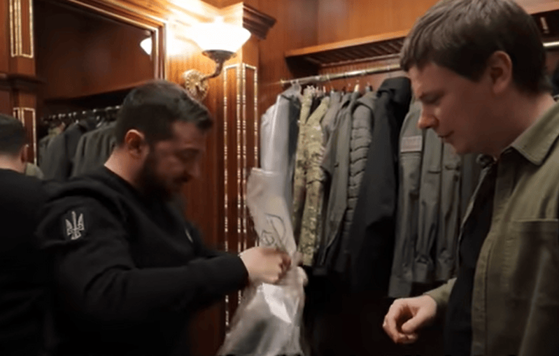 呦，泽连斯基穿西装了，那边是十万人规模之战！