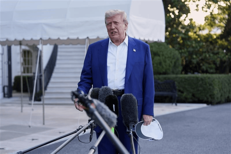 呦，泽连斯基穿西装了，那边是十万人规模之战！