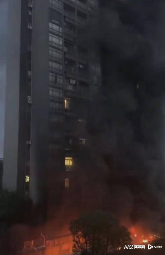 东莞一小区逾百辆电动自行车烧毁！住户睡梦中被叫醒撤离逃生