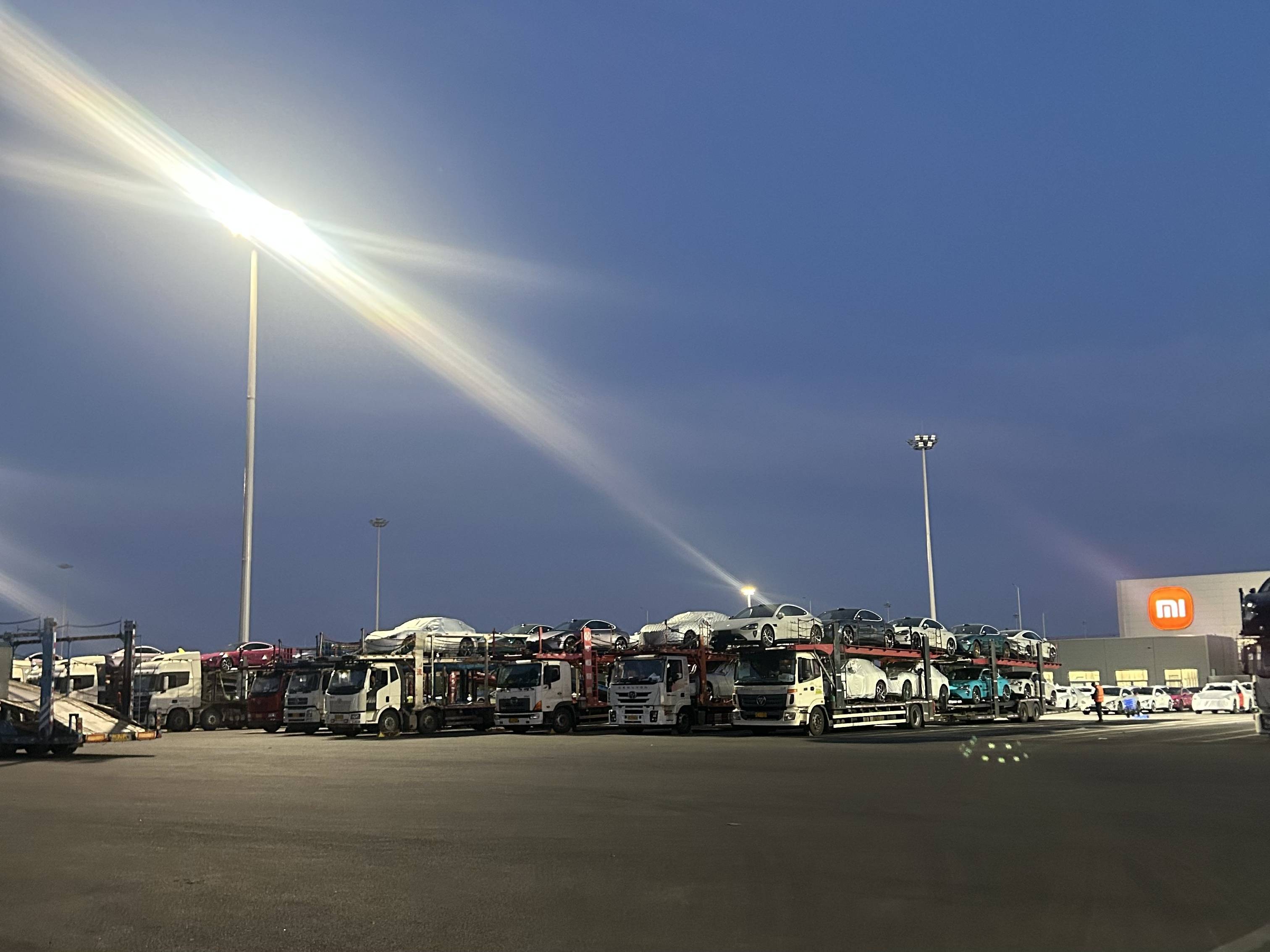 小米YU7上市72小时:“锁单+1”刷屏工作群,提车时间最长超一年,雷军直面“产能挑战”?