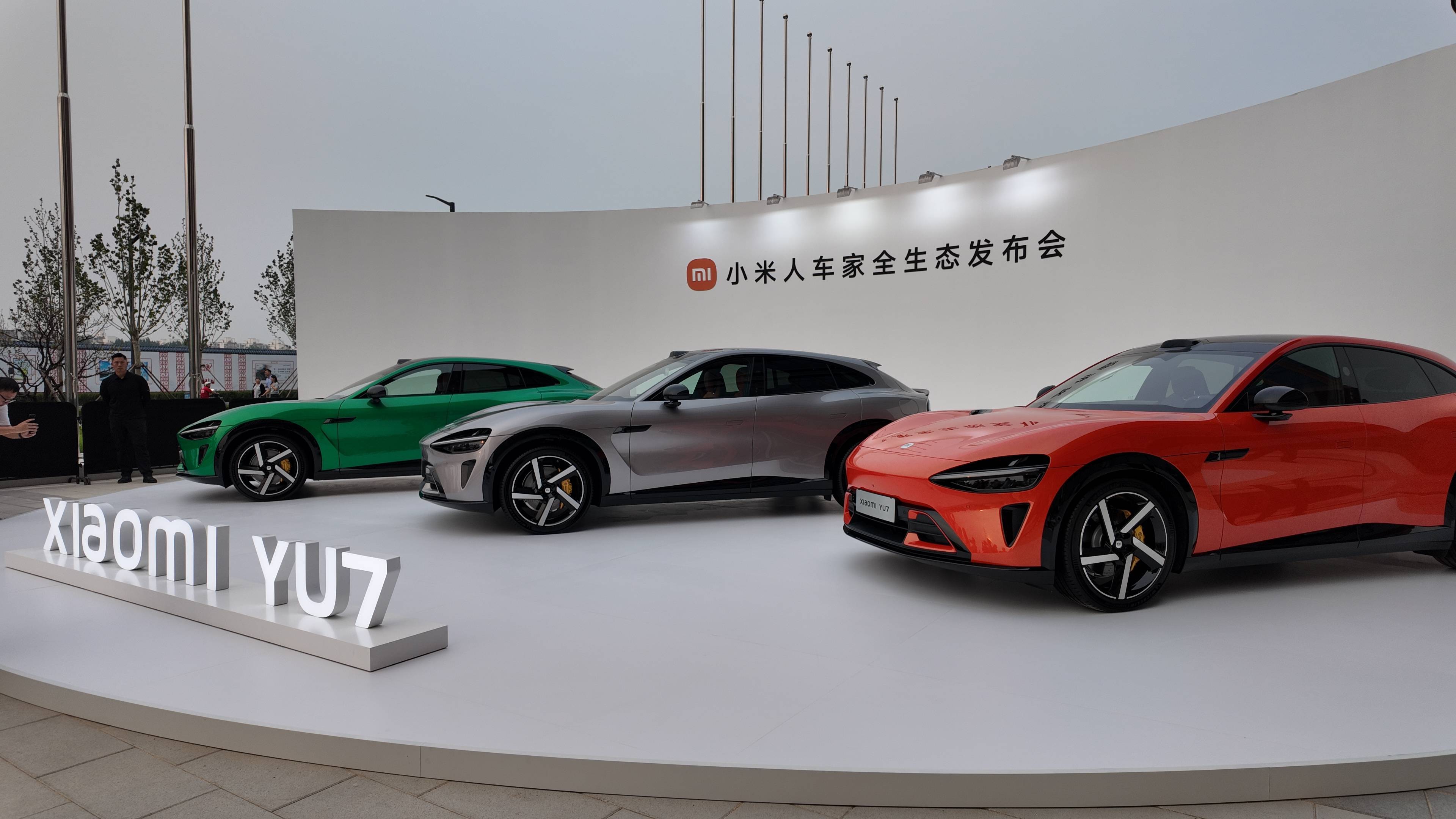 小米YU7上市72小时:“锁单+1”刷屏工作群,提车时间最长超一年,雷军直面“产能挑战”?
