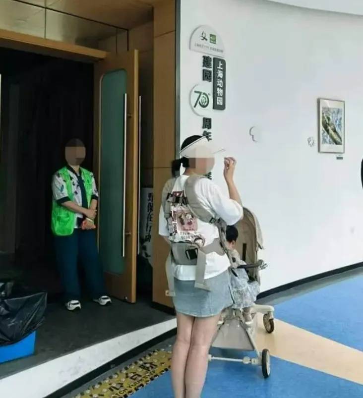 10月龄婴儿展馆内喝奶被赶出，上海动物园称做法合规，客服：暂未接到增设母婴室通知