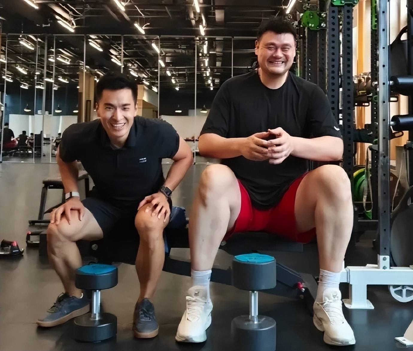 姚明父女最新同框,15岁女儿姚沁蕾身高1米9赶超成年男性