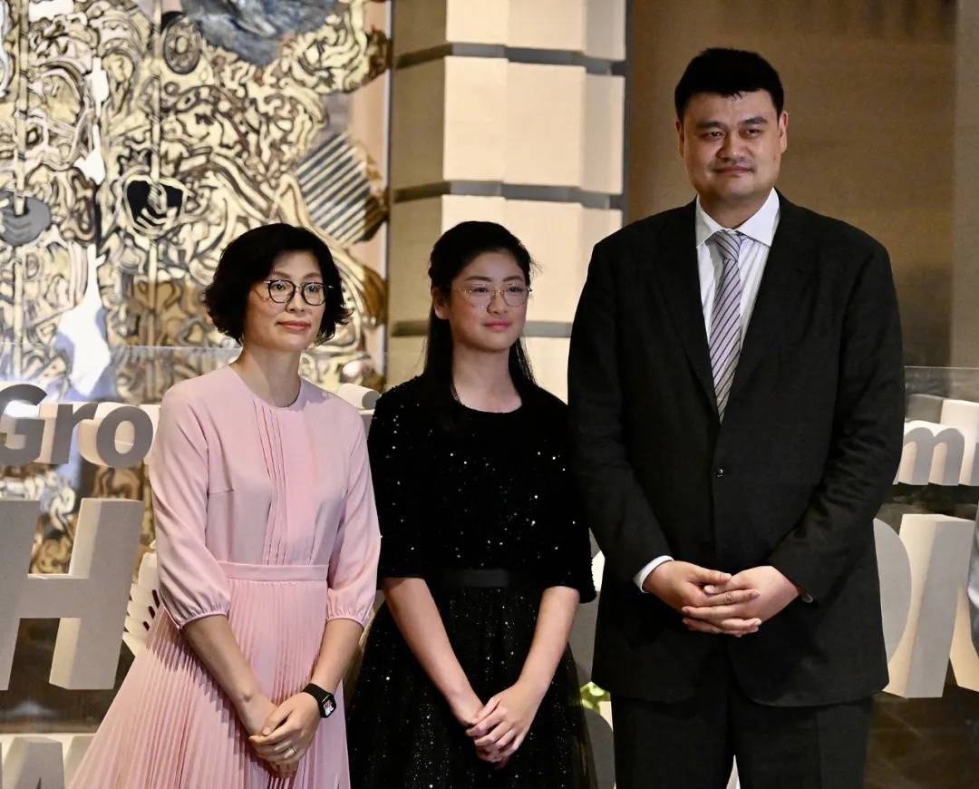 姚明父女最新同框,15岁女儿姚沁蕾身高1米9赶超成年男性
