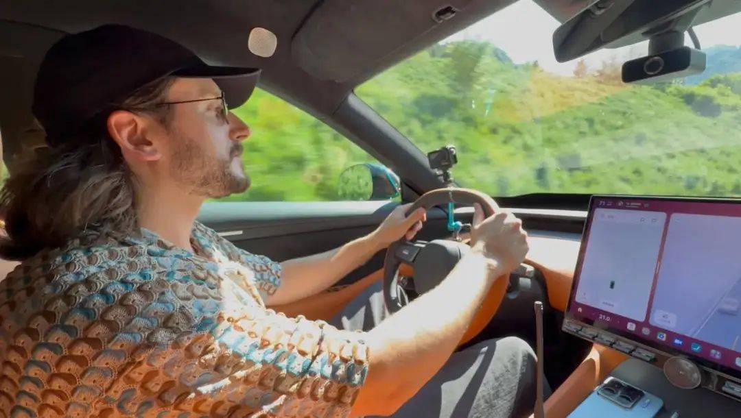 小米 YU7 成为全球网红,海外网友集体破防