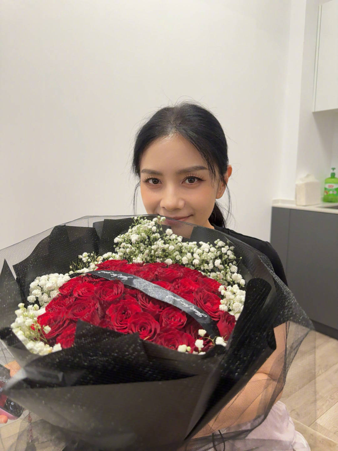 沙溢纪念与胡可结婚15周年！晒老婆捧花美照浪漫又甜蜜