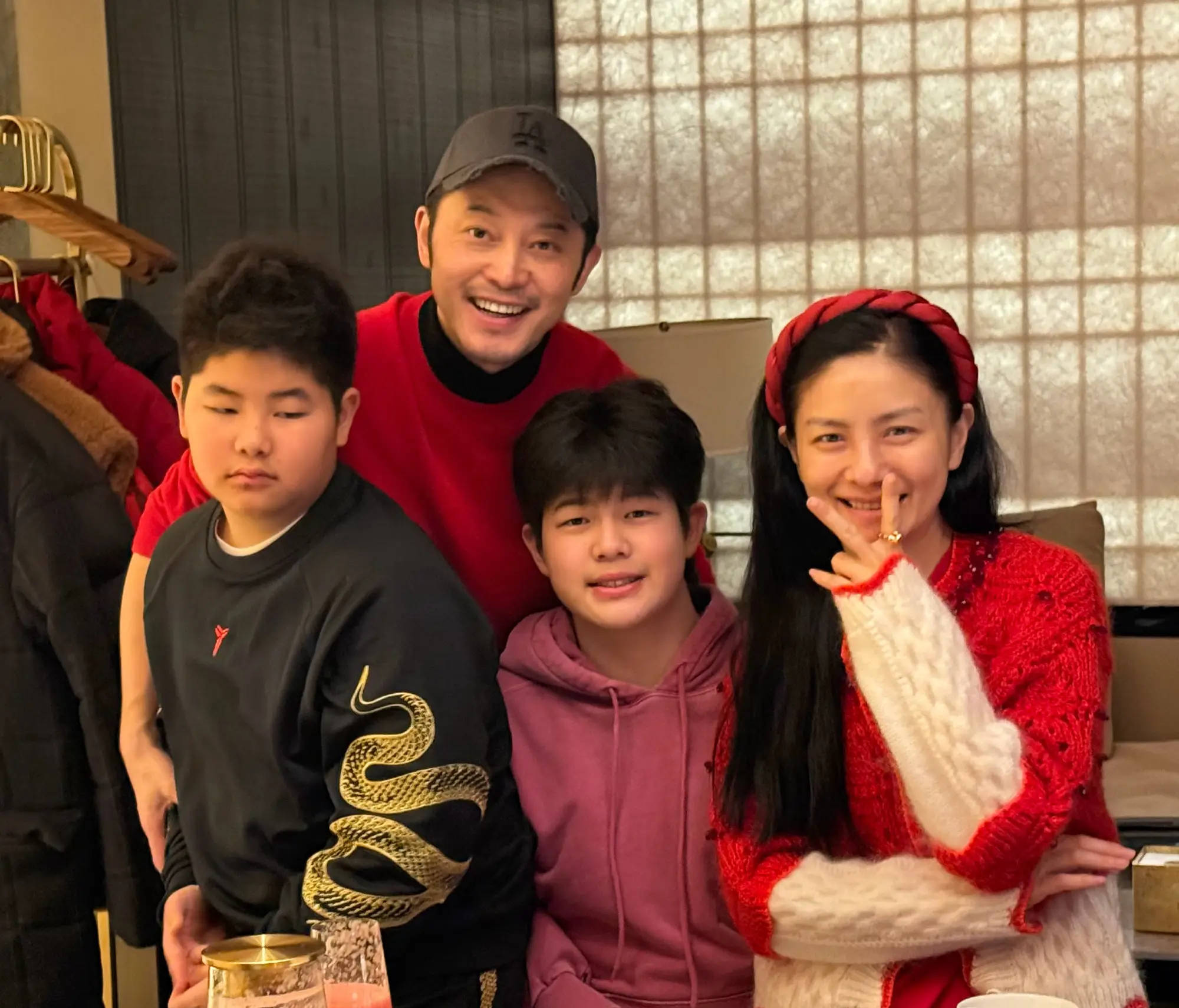 沙溢纪念与胡可结婚15周年！晒老婆捧花美照浪漫又甜蜜