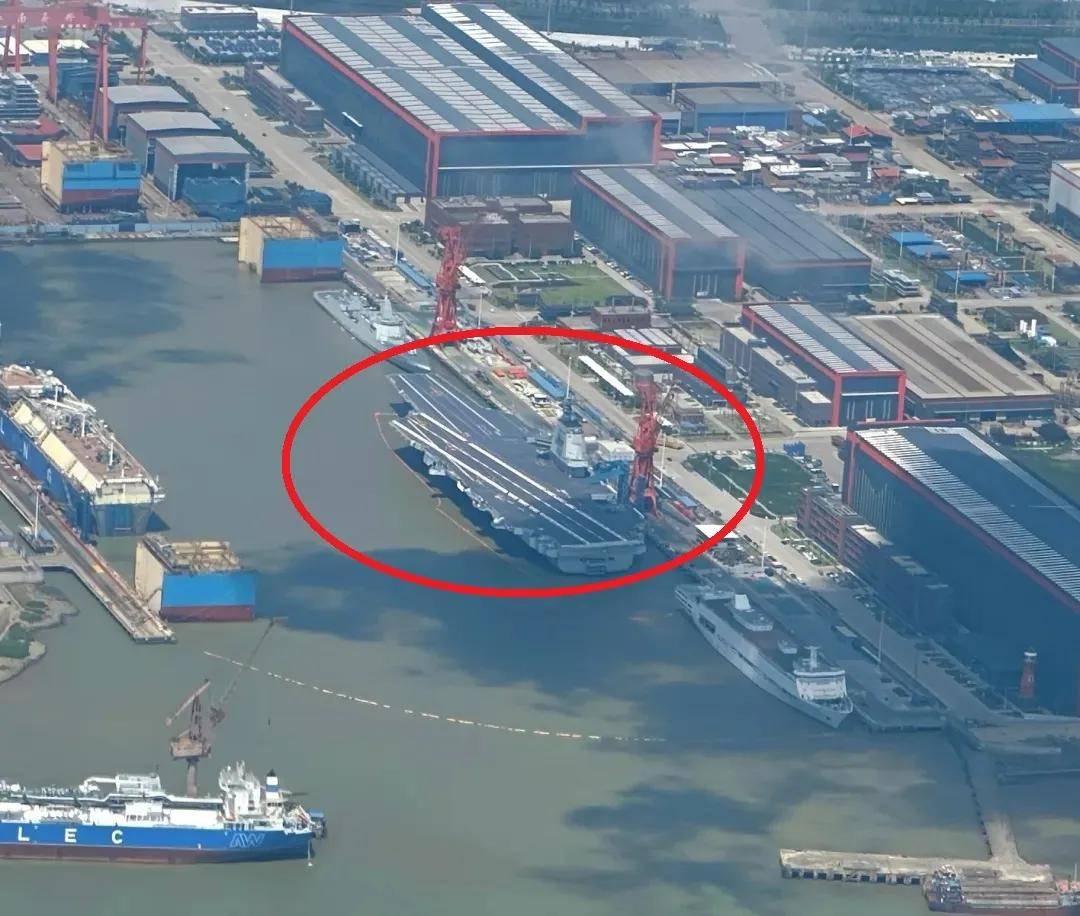 甲板焕然一新，重新涂刷舰体，全球顶尖常规航母“福建”舰，即将迎来重要时刻