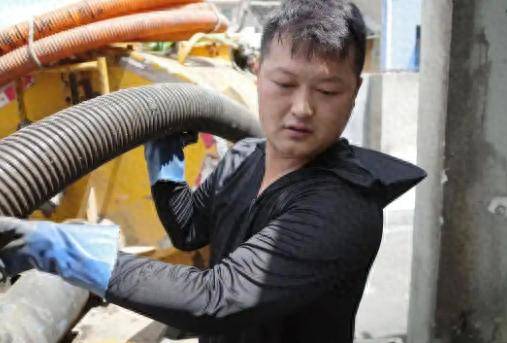 河声丨上班开粪车下班开奔驰?职业尊严不应由财富标定