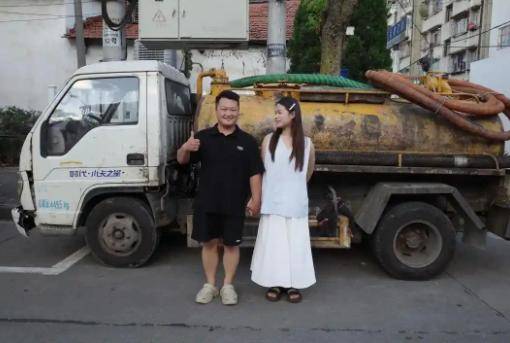 河声丨上班开粪车下班开奔驰?职业尊严不应由财富标定