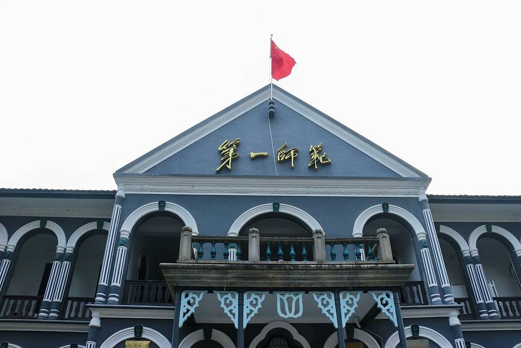 大学生宿舍泡牛奶被通报？管理太严苛是教育倒退