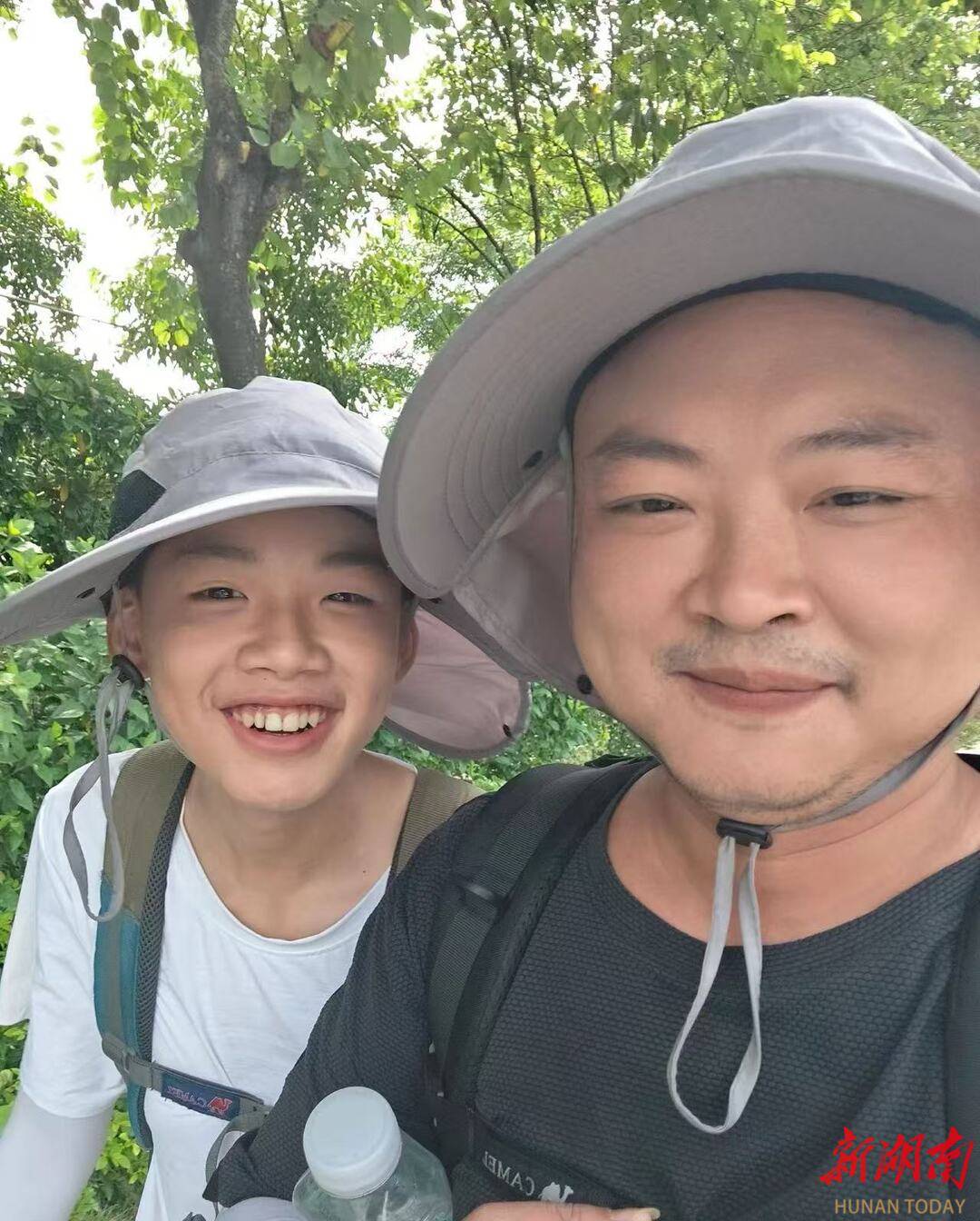 他陪13岁儿子从深圳徒步回湖南：脚都走“废”，儿子开心就好