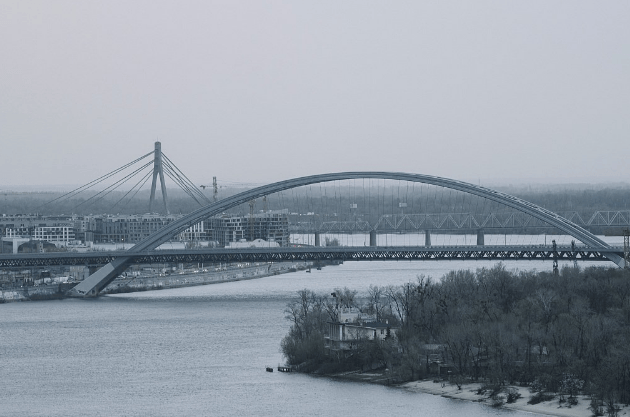 俄乌重大转折点来了？基辅内部抗议内讧之际，俄军渗透部队的伏击，正撕裂乌克兰东部最后的防线