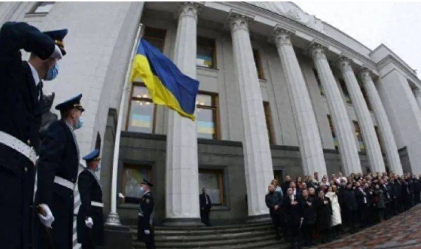 乌克兰一夜突发剧变！乌军副司令被免，20万人军心不稳，“反泽连斯基”抗议浪潮大爆发