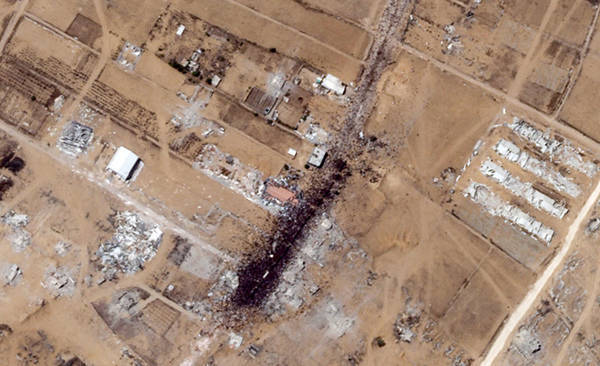 美国卫星公司发布图像：加沙人民围住援助卡车，他们的痛苦与绝望从太空都能看到