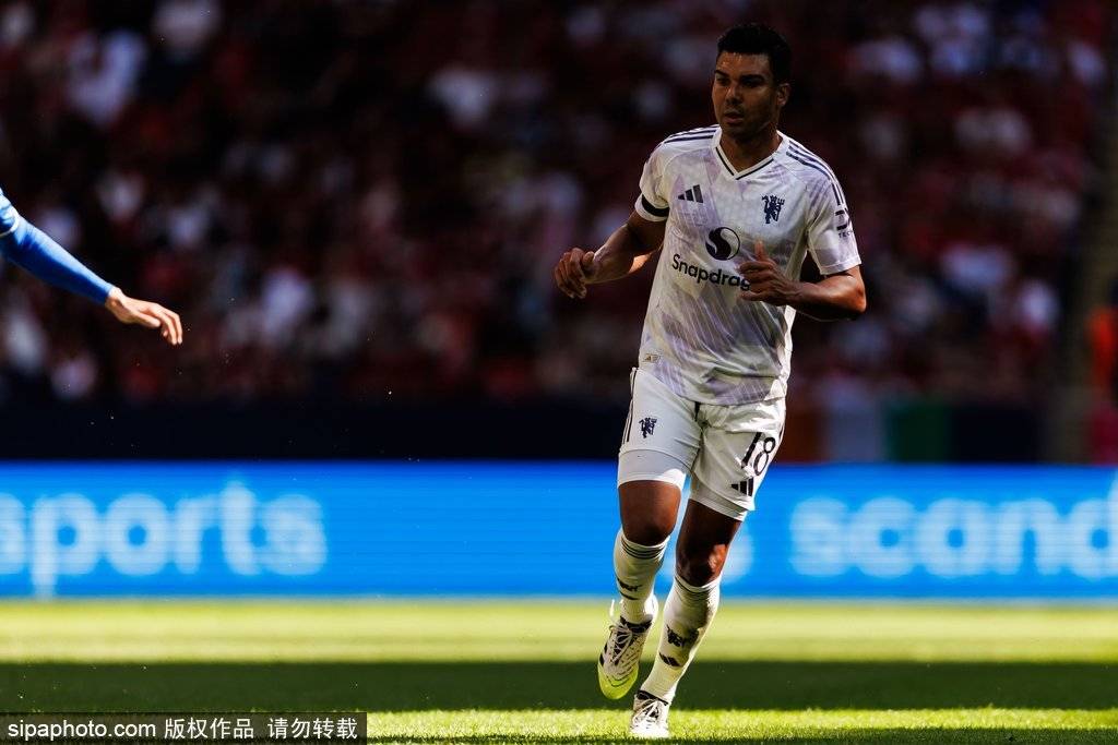 曼联2-2埃弗顿:姆贝乌莫首秀闪耀,防守漏洞成隐患