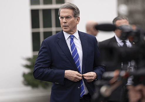 特朗普变招,白宫:8月12日后或恢复24%对华关税?美财长对华打明牌,中方已经划出“红线”