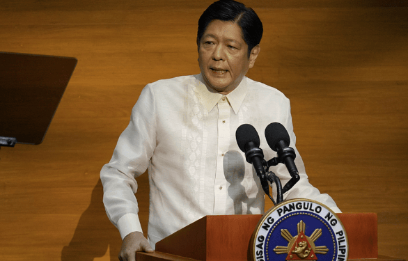 警报划破夜空,菲律宾人突然掏出枪,中国海警队队员高喊:谁怕死谁就输了